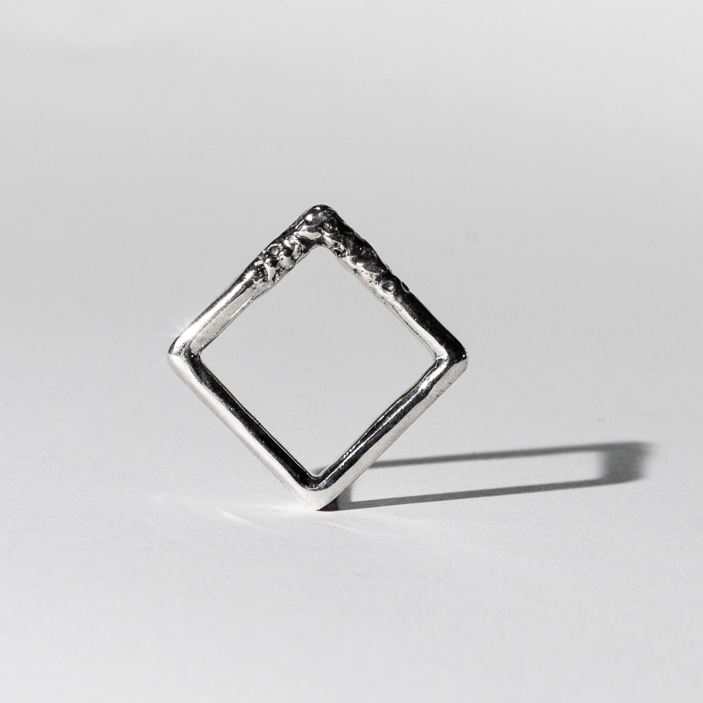 Bague Tholéite anneau carré